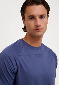 Hummel COURT LIGHT WEIGHT  - T-shirt till träning - blue indigo