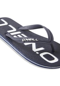 Musta flip-flop, jossa on teksturoitu pinta, PVC-vapaa hihna ja valkoinen logo. Reunoilla sininen korostus.