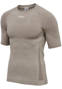 Camiseta deportiva de manga corta en color beige claro con una textura en la tela, que presenta un diseño ajustado y un branding sutil cerca del escote.
