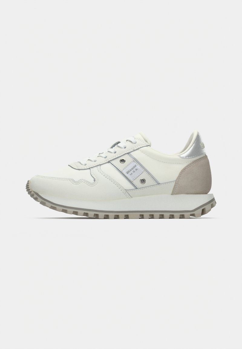 Bela superga z antilopnimi poudarki, mrežastimi paneli in srebrnimi detajli. Ima teksturirano podplat in klasičen vezalkast dizajn.