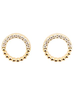 Goldene runde Ohrringe mit einem Halbkreis aus kleinen Diamanten und einem Halbkreis aus runden Goldperlen, dargestellt vor weißem Hintergrund.