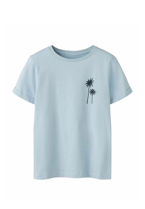 Lichtblauw T-shirt met korte mouwen, ronde hals en een klein zwart palmboomontwerp op de linkerborst.