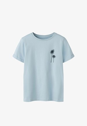 Hele sinine lühikeste varrukatega t-särk ümara kaelusega ning vasakul rinnal väike must palmi puu muster.