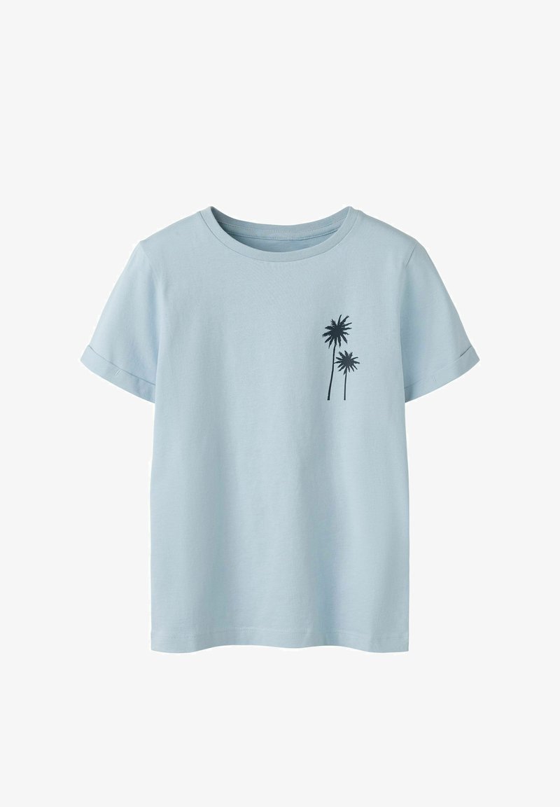 Ανοιχτό μπλε κοντομάνικο μπλουζάκι με στρογγυλή λαιμόκοψη και μικρό μαύρο σχέδιο φοίνικα στο αριστερό μέρος του στήθους.
