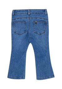 Jeans in denim blu, con un design a gamba svasata, due tasche posteriori e chiusura con bottone. Il tessuto ha una texture liscia e un lavaggio classico.