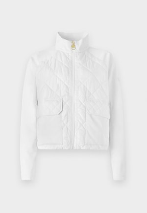 Veste blanche matelassée avec un col haut, fermeture éclair sur toute la longueur à l'avant et deux poches avant. Texture lisse avec un design court et des accents minimaux.