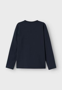 Marineblaues Langarm-T-Shirt aus weicher Baumwolle. Verfügt über einen Rundhalsausschnitt und einen geraden Saum mit einem einfachen, klaren Design und ohne sichtbare Logos.