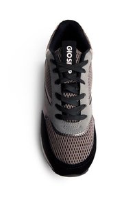 Zapatilla deportiva de malla gris con acentos negros, puntera redonda y cordones negros. Cuenta con una lengüeta con marca y una textura sutil en el material superior.