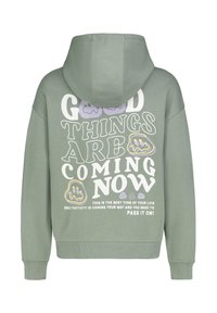 Lichtgroene hoodie met een kangoeroezak, voorzien van gedurfde witte en pasteltypografie op de achterkant, inclusief de zinnen "GOEDE DINGEN KOMEN NU."