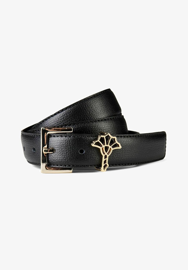 Zwarte leren riem opgerold met een gouden rechthoekige gesp en een decoratief gouden embleem in de vorm van een gestileerde waaier of boom.