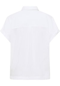 Camisa blanca de manga corta con cuello tipo polo, con un corte recto, textura suave y un panel plisado en la parte superior de la espalda.