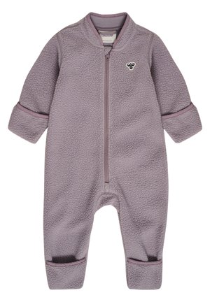 Weicher lila Fleece-Babystrampler mit langen Ärmeln, einem Frontreißverschluss und kleinem Bienenlogo auf der Brust.