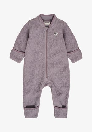 Weicher lila Fleece-Babystrampler mit langen Ärmeln, einem Frontreißverschluss und kleinem Bienenlogo auf der Brust.