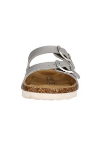 Silverfärgade sandaler med två justerbara remmar, en korkfotbädd och en vit gummisula. Har metalldelar och en texturerad yta.