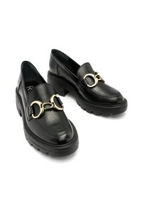Mustad nahast loafers, millel on paks tald ja kuldne ahel. Sile tekstuur, ümmarguse ninasuunaga disain ja madal plokkkonts.