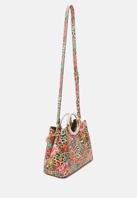 Väskan med blommönster har ett handtag i form av en guldring, flerfärgade detaljer och en strukturerad form. Den har en lång, justerbar rem.