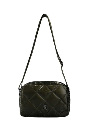 Bolso bandolera negro acolchado con correa ajustable y pequeño emblema de calavera y huesos cruzados en el centro delantero.