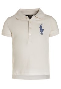 Polo de color crema en algodón con mangas cortas, cuello acanalado, tapeta de tres botones y logo de caballo bordado en azul marino en el pecho.