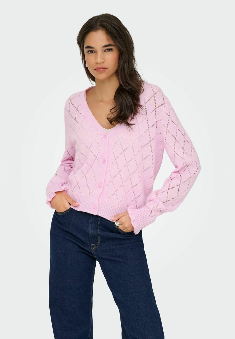 Cárdigan de punto rosa con un patrón de diamantes, escote en V y cierre de botones. Presenta mangas largas con puños de canalé. Combina con jeans oscuros.