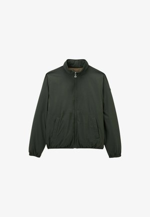 Veste légère vert foncé avec fermeture éclair sur le devant, col montant, poignets élastiques et deux poches latérales ; texture lisse.