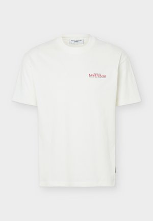 Witte T-shirt met korte mouwen en ronde hals met kleine rode tekst "KRÄFTSKIVA" en extra kleinere tekst op de linkerborst.
