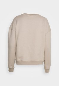 Lys beige sweatshirt, blød tekstur, rund halsudskæring, sænkede skuldre, ribstrikkede manchetter og kant, enkelt design uden synlige logos eller mønstre.