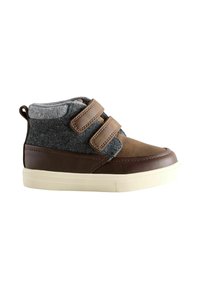 Brązowe i szare buty typu high-top z zamszowym wierzchem, z rzepami i teksturowanym kołnierzem; biała gumowa podeszwa, casualowy design.