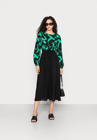 Gina Tricot LOLLO SKIRT - Saia evasé - black