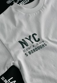 Next RELAXED FIT GRAPHIC SHORT SLEEVE 4 PACK - Camiseta estampada - rust brown black blue grey