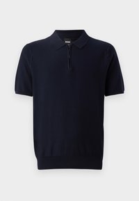 Marineblå polo-shirt laget av strikket stoff med kort glidelås, korte ermer og en tettsittende kant. Har en subtil tekstur.