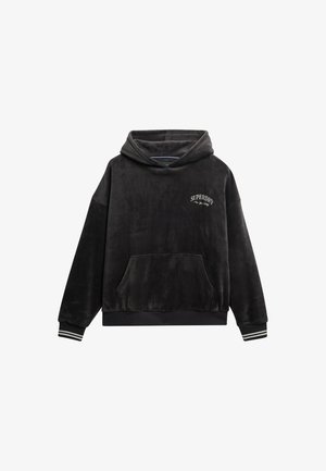 Zwarte fluwelen hoodie met een voorzak, witte "Superdry" logo op de linker borst en gestreepte ribgebreide boorden. Beschikt over een comfy capuchon en een relaxte pasvorm.
