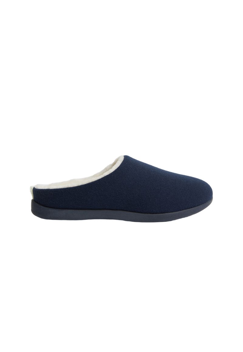 Marineblauwe wollen slipper met een zachte witte voering, instapontwerp, ronde neus en een zwarte rubberen zool.