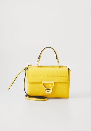 Borsa a tracolla in pelle gialla con design strutturato, hardware dorato, manico superiore e tracolla staccabile. Finitura testurizzata e chiusura a patta.