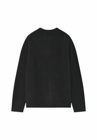 Schwarzer Strickpullover mit entspannter Passform, langen Ärmeln und klassischem Rundhalsausschnitt. Die Textur wirkt weich und leicht flauschig.