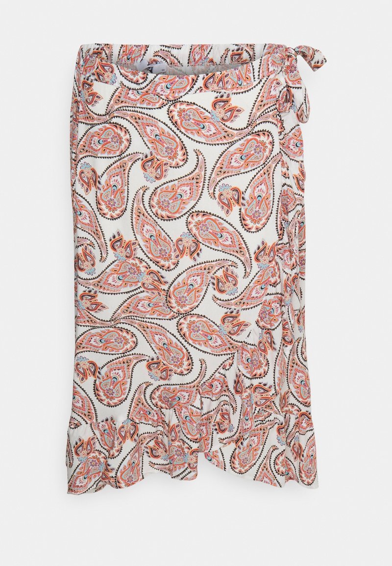 Valkoinen kietaisuhame, jossa on oranssia ja sinistä paisley-kuviota, röyhelöhelma ja sivusolki, esillä yksinkertaista taustaa vasten.