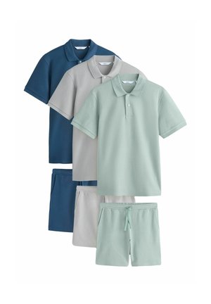 Három szett férfi rövid ujjú galléros póló és hozzá illő rövidnadrág kék, szürke és világoszöld színben, fehér háttéren elrendezve.