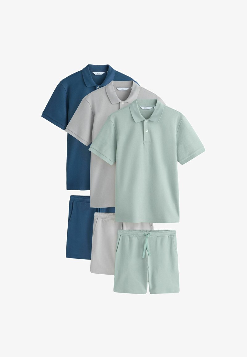 Trois ensembles de polos à manches courtes pour hommes et de shorts assortis en bleu, gris et vert clair, disposés sur un fond blanc.
