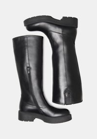Stivali neri in pelle fino al ginocchio con cerniera laterale, suola in gomma piatta, punta arrotondata e texture liscia. Presenta il logo come accent on the heel.