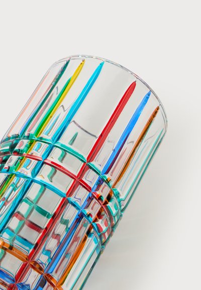 Verre transparent avec des rayures verticales colorées en jaune, bleu, rouge, orange, vert et sarcelle sur fond blanc.