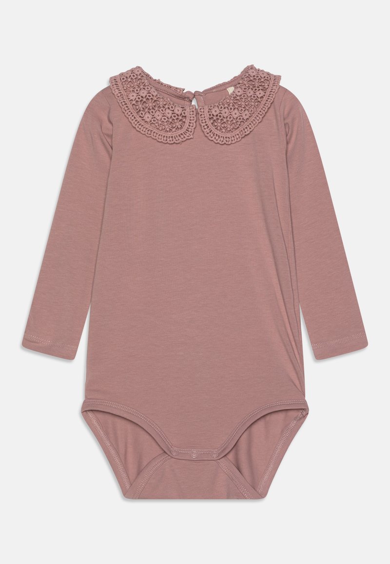 Body en maille à manches longues de couleur mauve doux, avec un col en dentelle et des fermetures à pression en bas. Texture lisse et design ajusté.