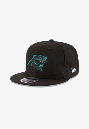 Schwarze Snapback-Kappe mit flachem Schirm, die auf der Vorderseite ein Panther-Logo in teal und grauer Stickerei sowie ein kleines weißes Logo an der Seite aufweist.