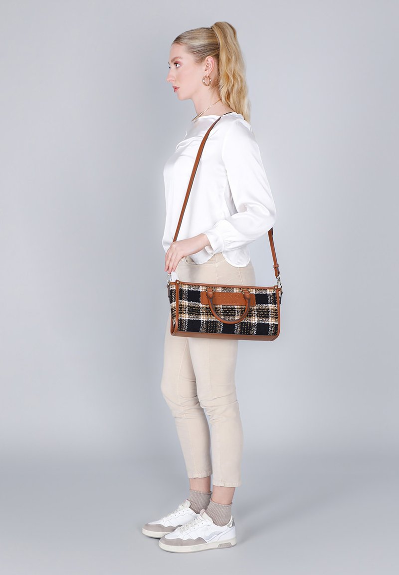 Svart och beige rutigt handväska med bruna läderdetaljer, rektangulär form, metalldetaljer och justerbart band.