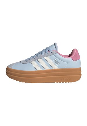 Sneaker Adidas azzurro chiaro con strisce bianche, collarino posteriore rosa, lacci grigi e suola alta marrone vista di lato.