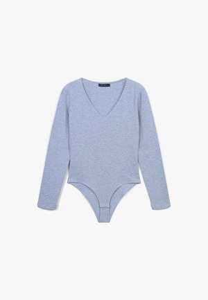 Body grigio a maniche lunghe con scollatura a V, realizzato in tessuto morbido e elasticizzato. Presenta un design aderente e una chiusura a scatto sul fondo.