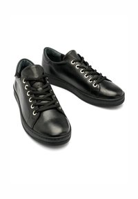 Sneaker in pelle nera con finitura liscia, punta tondeggiante e lacci tradizionali. Presenta occhielli in argento e una suola in gomma testurizzata.
