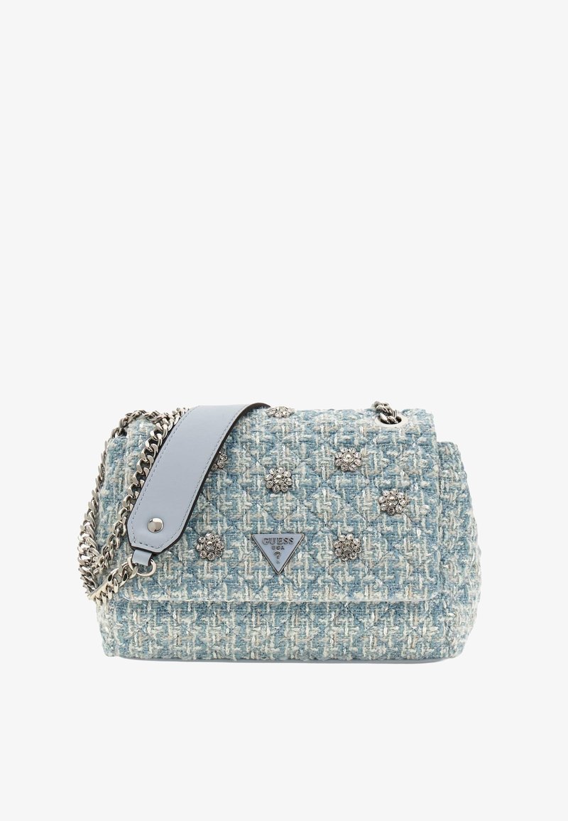Sininen tweed-laukku, jossa on hopeaketjuolkalaukku, koristeltuna kukkakoristeilla ja logoplaketilla. Rakenteellinen suorakulmainen muoto, jossa on läppä suljenta.