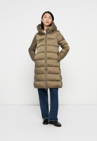 Dikke olijfgroene parka met een rits aan de voorkant, capuchon en zijzakken, met een gequiltde textuur en een knielange uitvoering.