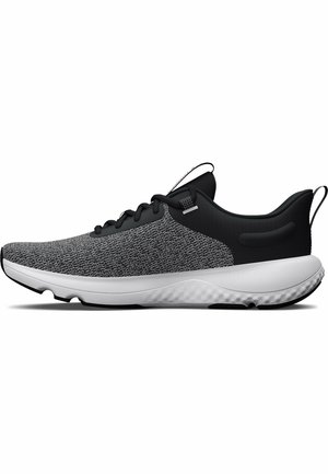 Zapatilla deportiva de punto negra y gris con suela blanca texturizada y cordones negros, mostrada desde el lado exterior sobre un fondo blanco.