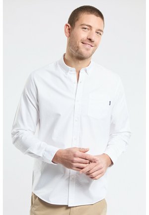 Chemise blanche à boutons, en coton, avec une poche poitrine et un col classique. Texture lisse, manches longues et coupe décontractée.
