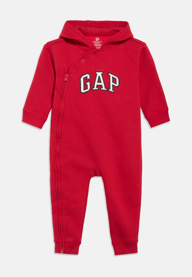 Rode babyromper met capuchon, lange mouwen, diagonale rits en het GAP-logo op de borst.